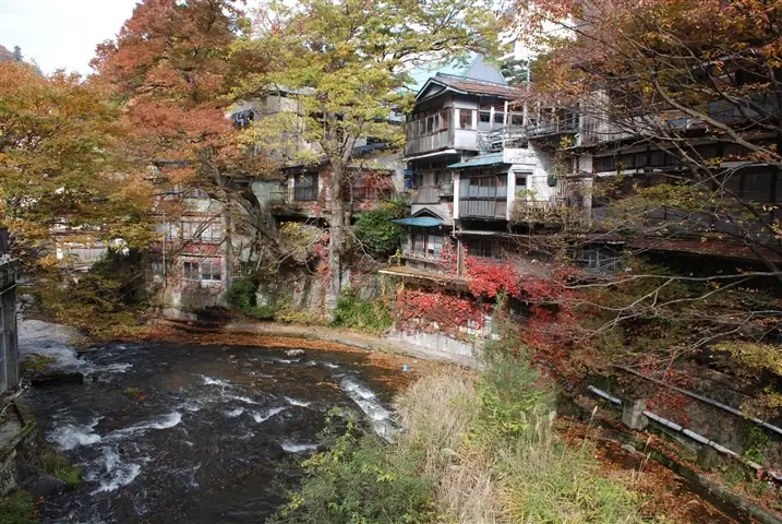 東山温泉駅の由来の看板
